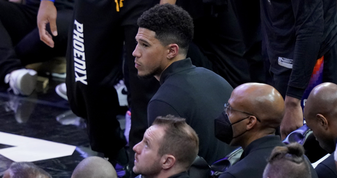 布克昨天比赛第三节伤退(美联社资料照)