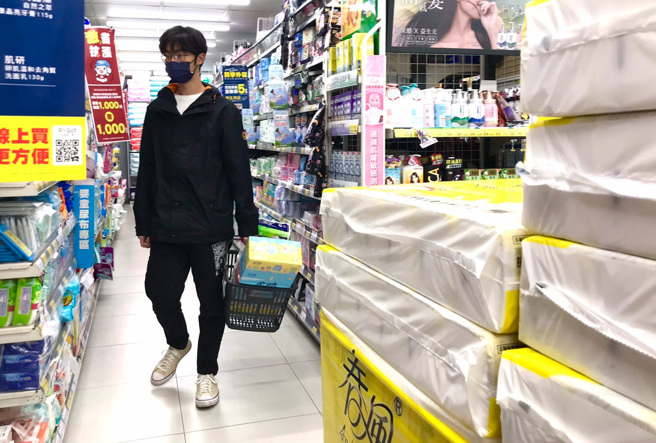 疫情期间，许多人会到卖场採买储粮备货。(资料照/陈俊吉摄)