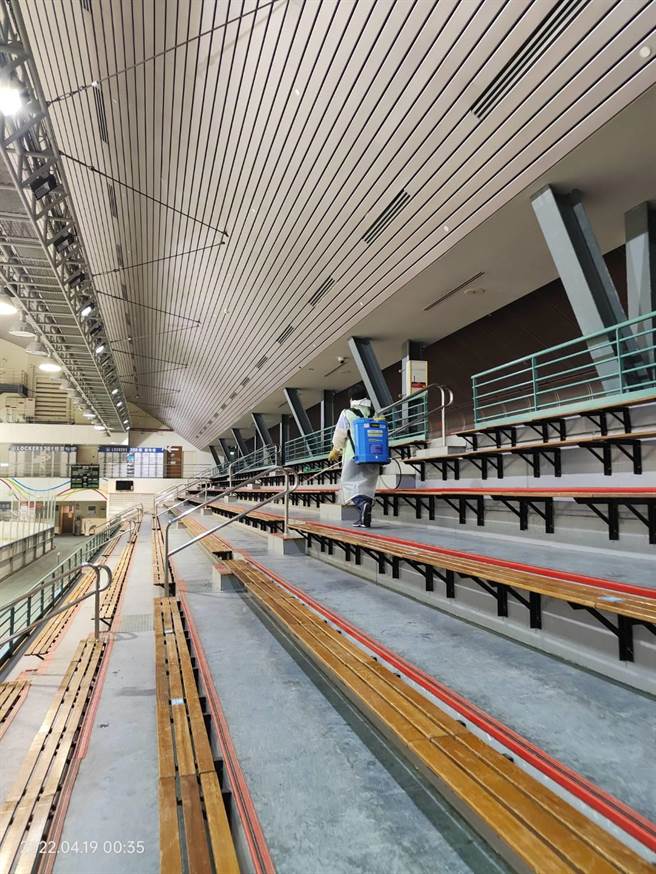 近期滑冰赛事接连举办，台北小巨蛋冰上乐园18日却传出1名冰球教练确诊。（北捷提供）