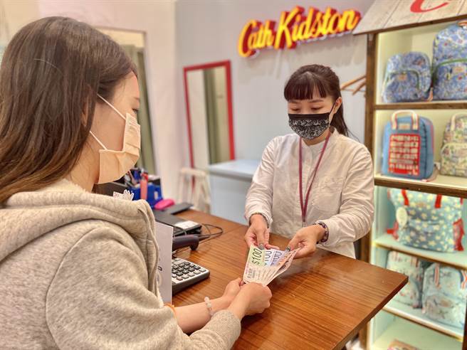 麗寶OUTLET MALL 愛喲!我的媽「500元任你花券」滿千抵百。（麗寶提供）