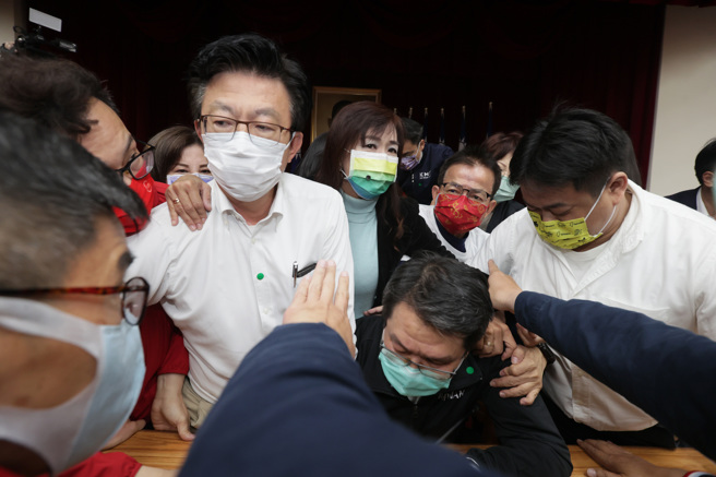 立法院財政委員會21日審查攸關國務機要費除罪化的「會計法第99條之1條文修正草案」，會議室開門時藍綠立委推擠搶占主席台。（姚志平攝）