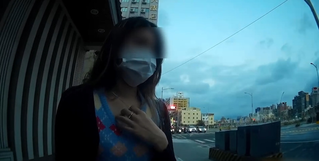 正妹女大生衝超商买点数圆星梦险遭骗，现场一度哽咽，警霸气喊：我保护妳。(苏育宣翻摄)