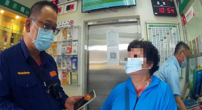 员警举出网路诈骗案例，苦口婆心婉转劝说，廖女才打消匯款念头，保住了毕生储蓄。(高雄市警方提供／林雅惠传真)