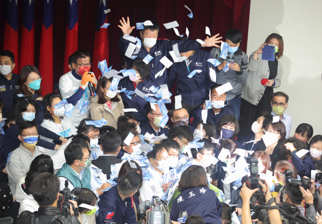 立法院财政委员会21日一早审查攸关国务机要费除罪化的会计法草案，蓝绿党团都发出甲动通知，朝野立委展开攻防大战，爆发激烈肢体衝突，国民党立委并在现场抛洒印有「阿扁给的钱」玩具纸钞，最后民进党立委依人数优势强制表决，草案以9:14过关送院会。（张铠乙摄）