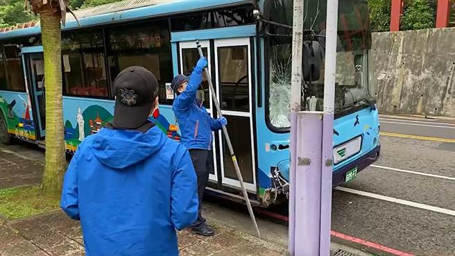 基隆北寧路21日上午6时20分发生一起死亡车祸，遭撞公车前挡风玻璃严重损害。（读者提供／陈敬哲基隆传真）