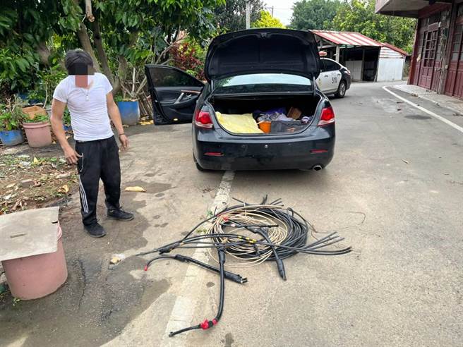 巡逻员警发现有辆小客车停在无人居住的空屋前，当场查获窃贼偷电缆线。（大园警分局提供／陈梦茹桃园传真）