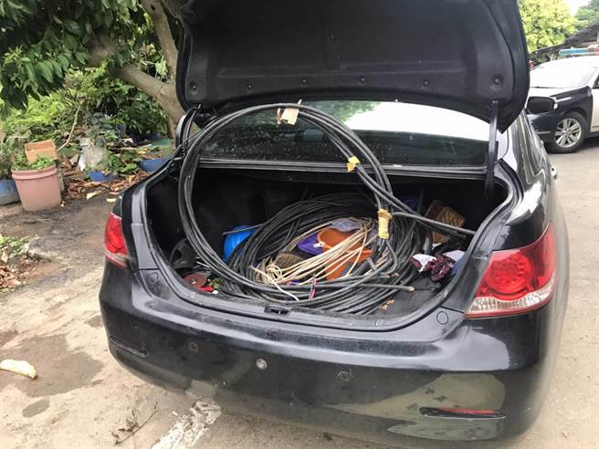 李男的后车厢内有綑印有TPC台电公司字样的电缆线及1把破坏剪。（大园警分局提供／陈梦茹桃园传真）