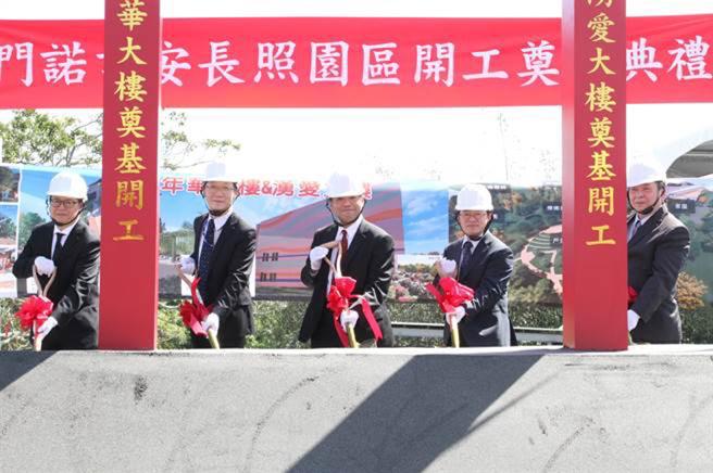 李宗盛將母親的愛傳給社會，讓長者能安心度過晚年生活 (圖/門諾公益臉書)
