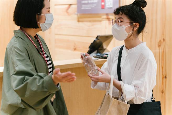 顧客可將家中不用的玻璃攜至MUJI無印良品門市回收。（無印良品提供） 