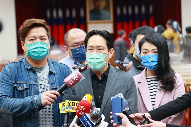 民眾党立委邱臣远（左）、张其禄（中）和高虹安（右）接受媒体採访。（民眾党提供）