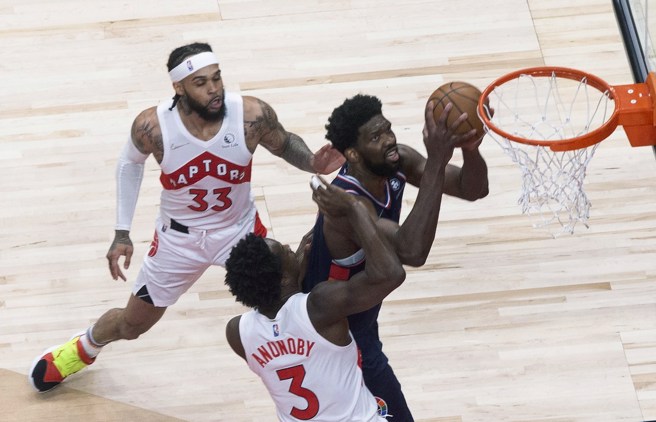 恩比德持球强行切入篮下取分。(美联社)