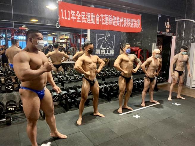 曾获总统杯金牌的苏奇俊（左）参与男子健美选拔赛，实力坚强。（王志伟摄）