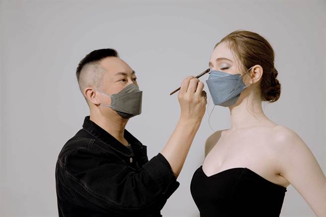 裸妆大师罗之远亲授春夏口罩妆趋势。（YOHO佑合医材提供） 