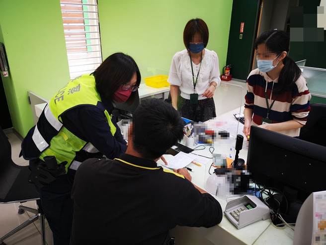 经太平警分局员警苦口婆心劝说，张男才恍然大悟差点被素未谋面女网友诈骗了。（台中市太平分局提供）