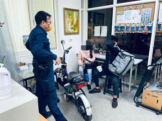 台中市二分局巡佐陈延明巡逻发现嘉义北上求职年轻情侣，因盘缠用罄为钱发愁，不但带回警所给泡麵，更慨捐求职发财金，让两人感受温暖。（台中市二分局提供）