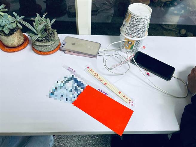 台中市二分局巡佐陈延明巡逻发现嘉义北上求职年轻情侣，因盘缠用罄为钱发愁，不但带回警所给泡麵，更慨捐求职发财金，让两人感受温暖。（台中市二分局提供）