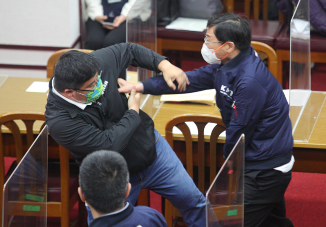 立法院财政委员会21日一早审查攸关国务机要费除罪化的会计法草案，蓝绿党团都发出甲动通知，朝野立委展开攻防大战，爆发推挤衝突激烈，民进党立委蔡易余（左）与国民党立委曾铭宗（右）在现场肢体推挤，最后民进党立委依人数优势强制表决，草案以9点14分过关送院会。（张铠乙摄）