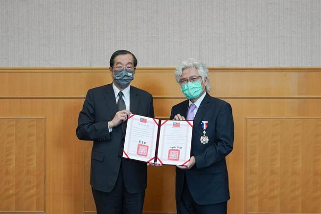 考試院長黃榮村(左)今天頒給人事總處前人事長施能傑(右)一等考銓獎章。(考試院提供)