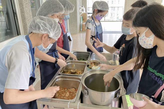 网友分享小学的一周菜单，其中一道「绝代双娇」引热议。(示意图/资料照)