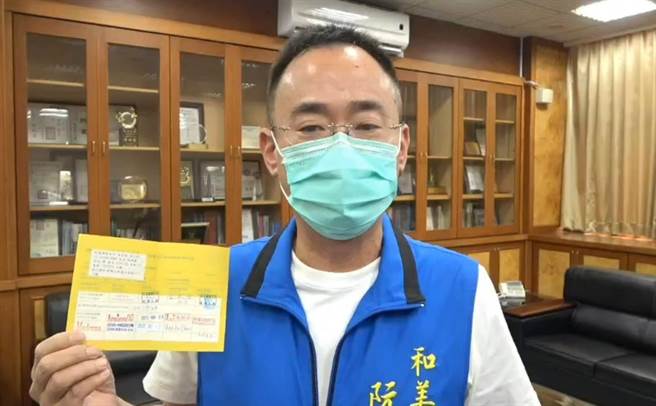 和美鎮長阮厚爵公開鞠躬道歉，並表示已經三劑都打完。（民眾提供／吳敏菁彰化傳真）
