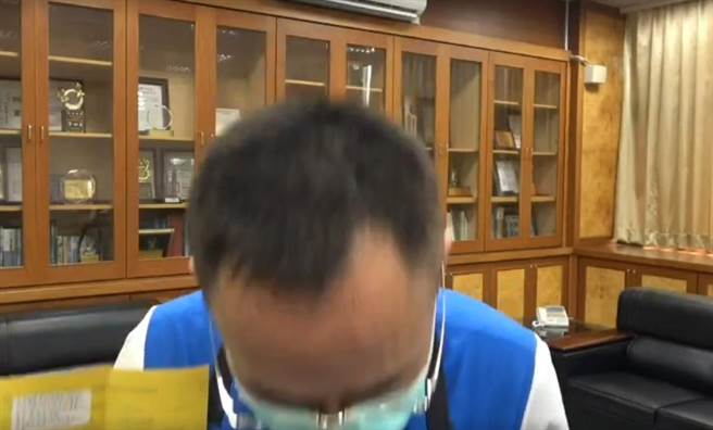 和美鎮長阮厚爵公開鞠躬道歉，並表示已經三劑都打完。（民眾提供／吳敏菁彰化傳真）