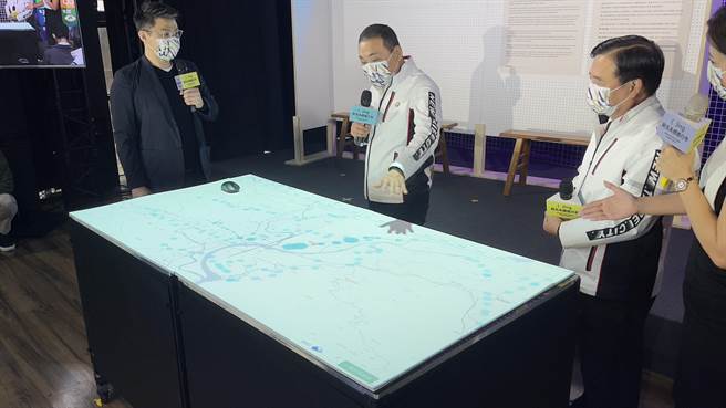 现场为市长展示 ITS map（智慧运输地图）（吕健豪摄）