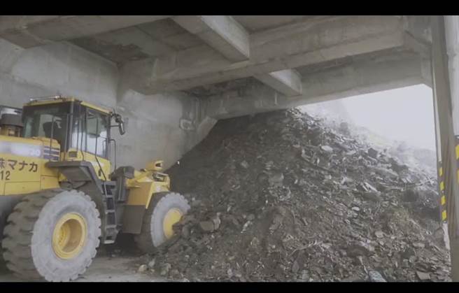 台8線中橫公路117.4公里處的關原路段，持續出現坍塌落石。（翻攝畫面）