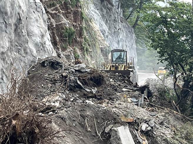 機具清理坍方土石。（翻攝畫面）