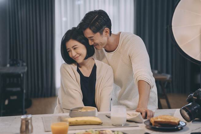 賈靜雯劇中愛上自戀型學長吳慷仁。（Netflix提供）