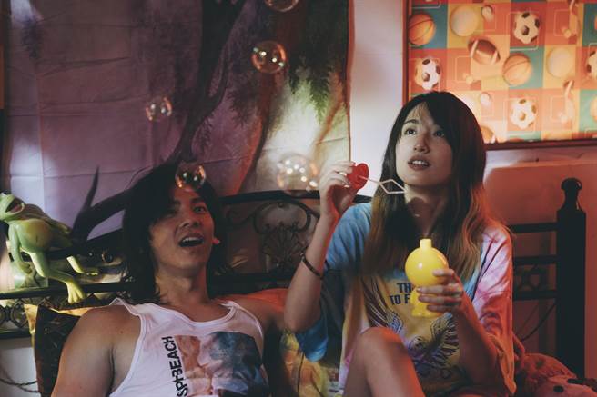 柯佳嬿劇中為極品渣男林柏宏負債7位數。（Netflix提供）