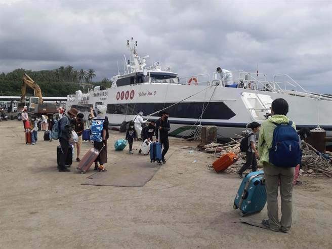 新北某国小兰屿户外教学传2学生确诊，今早包船到富冈港，并包车北返。（庄哲权摄）