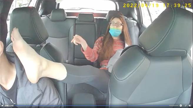 楊姓女子19日傍晚搭乘李姓男子駕駛的計程車，卻因光腳丫遭司機制止後言行脫序。（摘自臉書／謝瓊雲台中傳真）