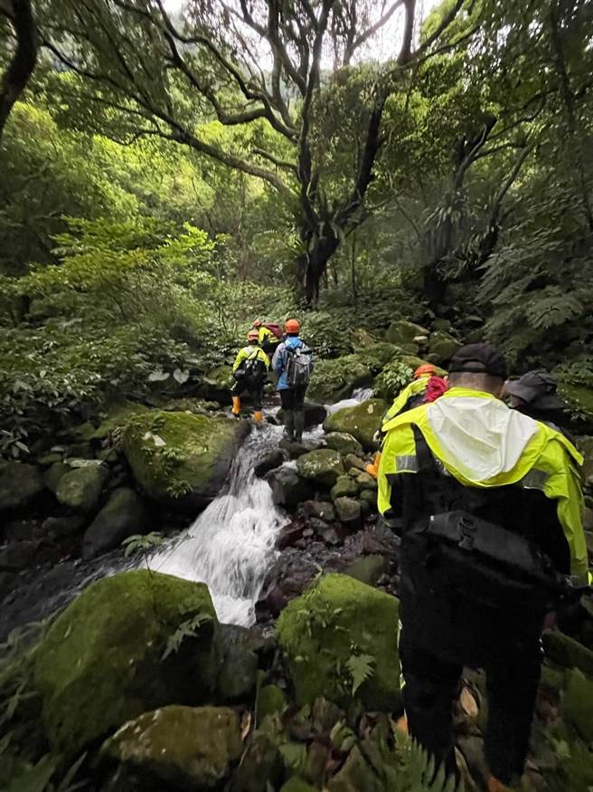 警消入山搜尋迷途登山客。（警方提供）