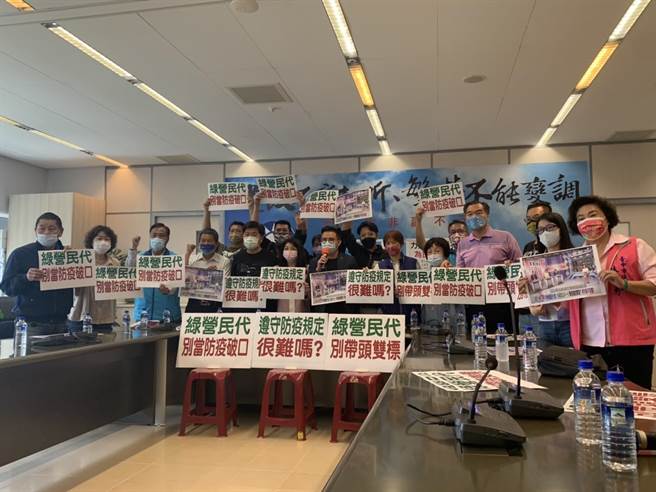 台中市議會國民黨團抨擊綠營民代曾接觸確診者，卻仍到議會，恐成為破口。(林欣儀攝)