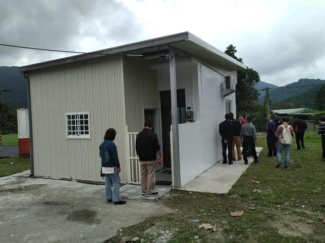 花蓮縣警察局鳳林分局奇美派出所廳舍老舊，辦公室及宿舍設備簡陋，縣長徐榛蔚日前指示縣警局提撥近190萬元專款修繕，並添購冷氣放置於員警宿舍，工程經招商設計發包，去年12月動工，上月15日完工，目前正辦理驗收。（鳳林警分局提供／羅亦晽花蓮傳真）
