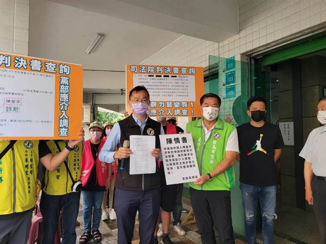 朱明宏（前左）检举陈皇宇诈领健保费。（本报资料照片）