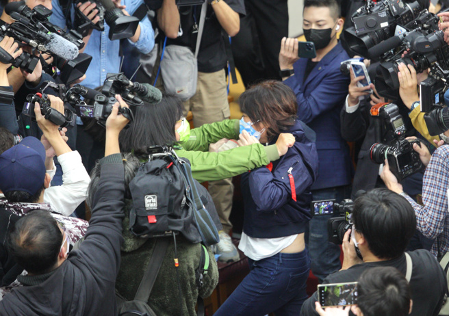 立法院财政委员会21日一早审查攸关国务机要费除罪化的会计法草案，蓝绿党团都发出甲动通知，朝野立委展开攻防大战，爆发推挤衝突激烈，民进党立委王惠美（左）与国民党立委陈玉珍（右）在现场肢体推挤，最后民进党立委依人数优势强制表决，草案以9点14分过关送院会。（张铠乙摄）