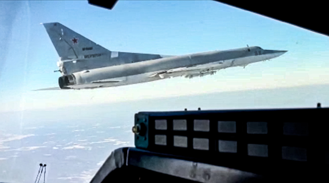 俄军出动Tu-22M3轰炸机轰炸乌军据点，图为今年2月俄罗斯国防部公布Tu-22M3演习画面。（美联社资料照）