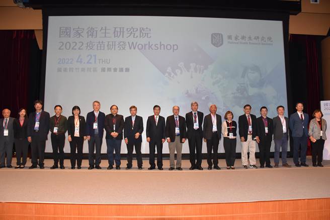 国卫院21日邀集中研院院士陈培哲、翁启惠等数10名专家学者研议新冠疫苗研发生产。（谢明俊摄）