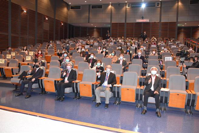 国卫院21日邀集中研院院士陈培哲（前排右）、翁启惠（前排左）等数10名专家学者研议新冠疫苗研发生产。（谢明俊摄）