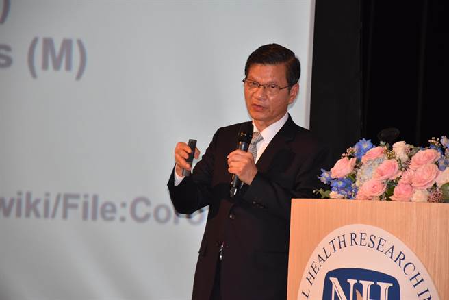 中研院院士翁启惠建议研发广效性的新冠疫苗。（谢明俊摄）