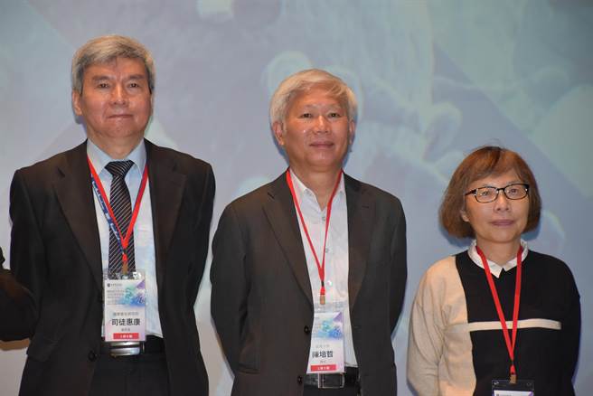 中研院院士陈培哲（中）建议召集工作平台会议，整合全部力量研发生产新冠疫苗。（谢明俊摄）