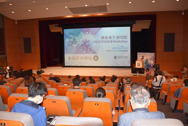 国卫院21日邀集中研院院士陈培哲等数10名专家学者研议新冠疫苗研发生产。（谢明俊摄）