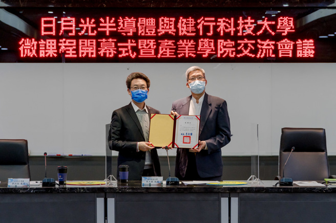 健行科大李大伟校长致赠感谢状予日月光半导体公司 (图/健行科大提供)
