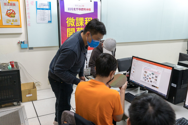 日月光半导体公司资深讲师指导健行科大电资学院学生 (图/健行科大提供)