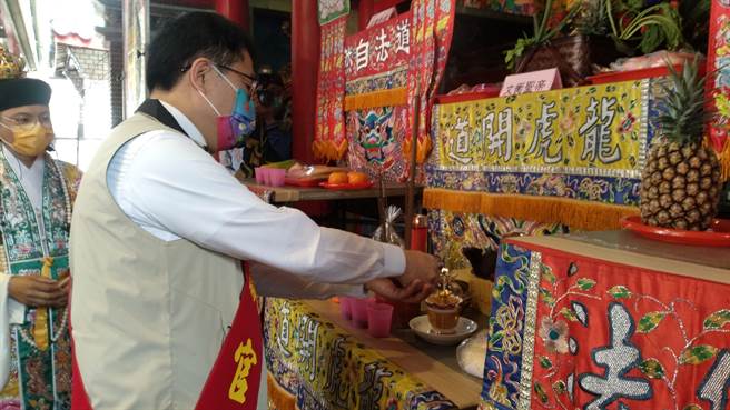 市長黃偉哲也親臨現場點亮文昌燈，為學子們祈福。（張毓翎攝）