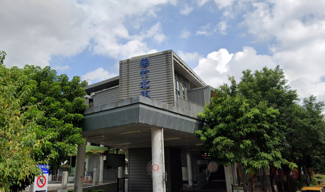 竹縣＋38 確診者足跡曝光，竹北車站也中鏢。(翻攝自Google maps)