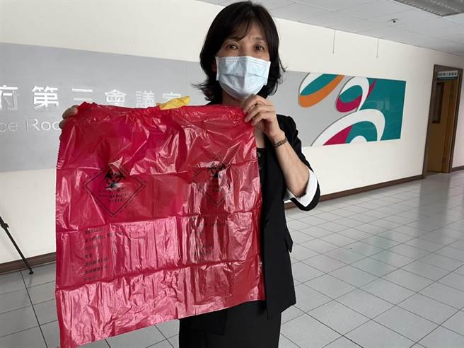 為了避免民眾誤拿確診者垃圾，高市府環保局特別設計紅色專用垃圾袋，提供確診者使用，環保局也將派員於每周一及周五到有清運垃圾需求的居家照護對象家中收運垃圾。（洪浩軒攝）