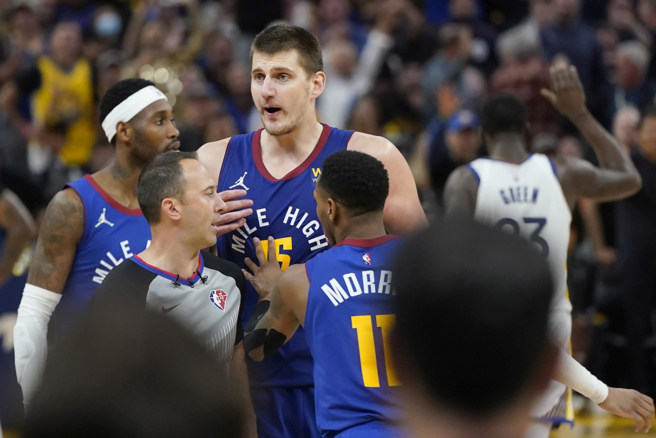 金块队中锋Nikola Jokic在季后赛第2战被驱逐出场。（美联社）