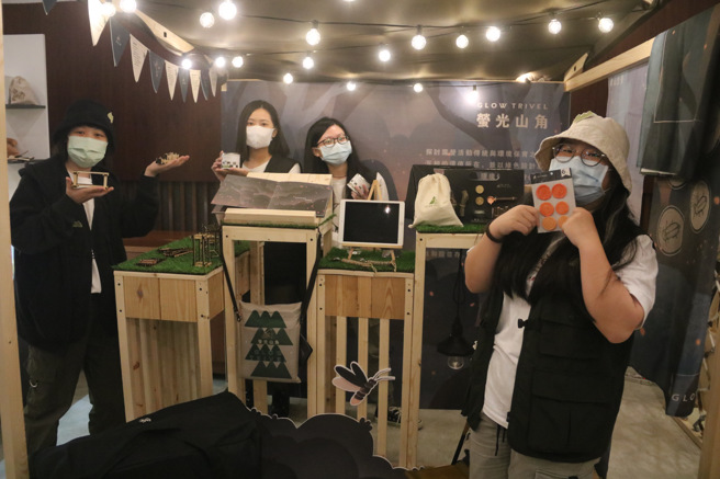 「螢光山角」這組則以近年風行的露營為主軸設計文創品。(圖/弘光科大提供)